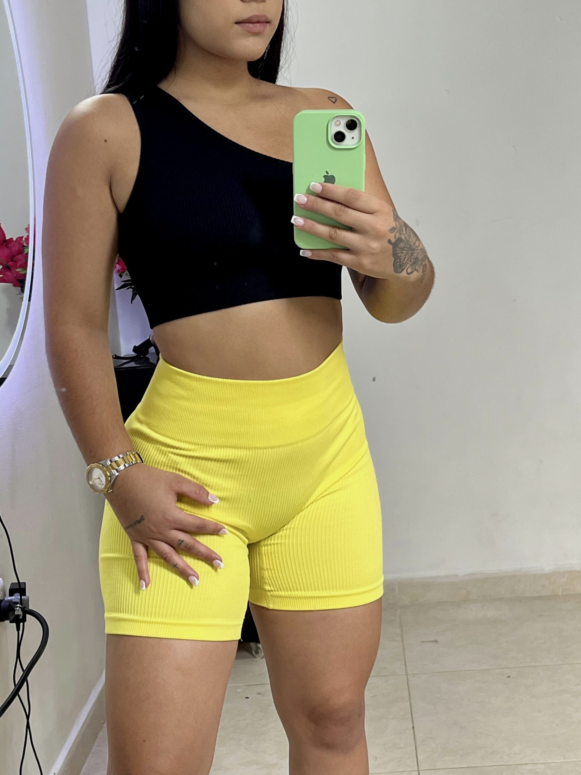 conjuntos deportivos con estilo amarillo